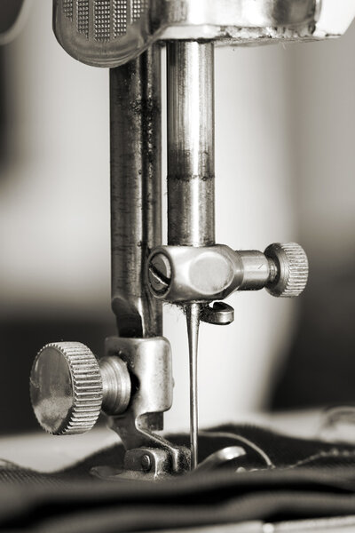 Швейная ткань с швейной машинкой
