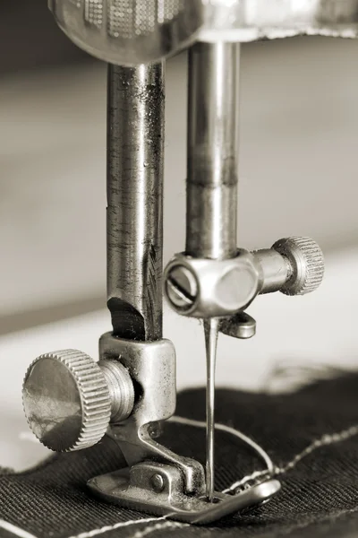 Швейная ткань с швейной машинкой — стоковое фото
