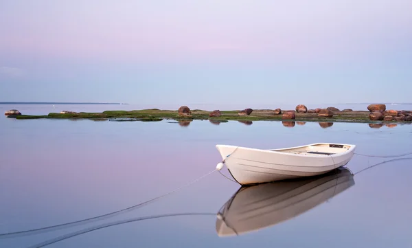 Bílá loď v moři při západu slunce — Stock fotografie