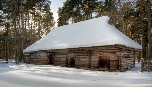 Oude blokhut in de winter in bos — Stockfoto