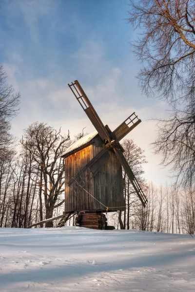 Dřevěný větrný mlýn v zimě — Stock fotografie