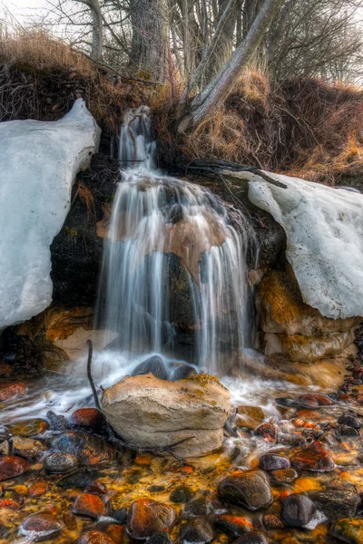 Litet vattenfall på vintern — Stockfoto
