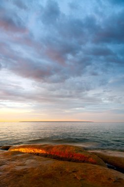 deniz üzerinde bulutlu gökyüzü