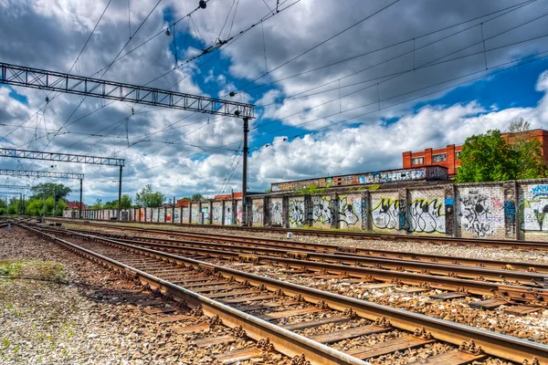 Szyn kolejowych i malowane ściany — Zdjęcie stockowe
