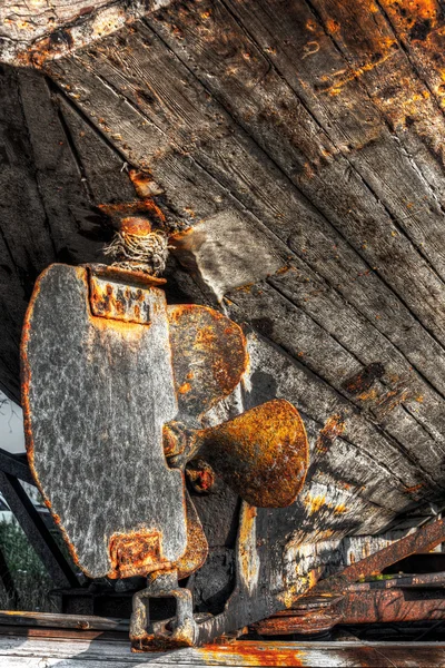 Roestige lood schroef van een schip — Stockfoto