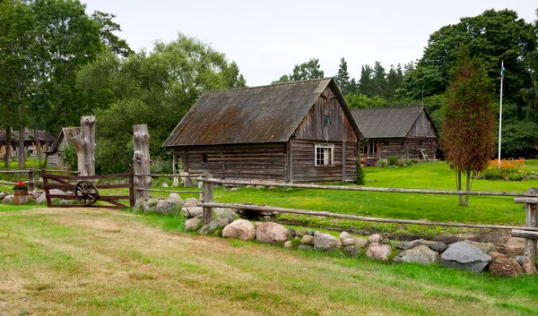 Bauernhaus und grüner Garten — Stockfoto