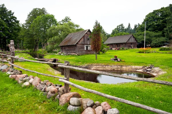 Çiftlik evi ve yeşil bahçe — Stok fotoğraf