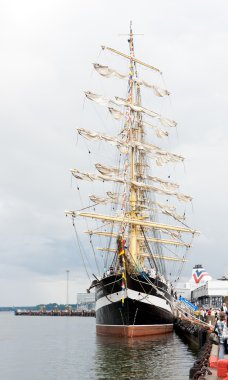 Tallinn, Estonya - Temmuz 2011 - kruzenshtern gemi