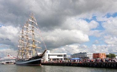 Tallinn, Estonya - Temmuz 2011 - kruzenshtern gemi