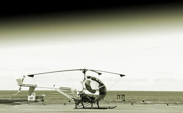 Mały helikopter na ziemi. — Zdjęcie stockowe