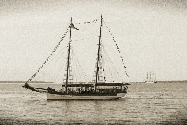 Stará loď s dvěma sloupy a malé příznaky — Stock fotografie