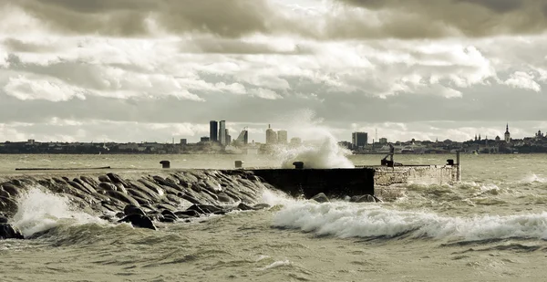 Kajen i stormigt hav — Stockfoto