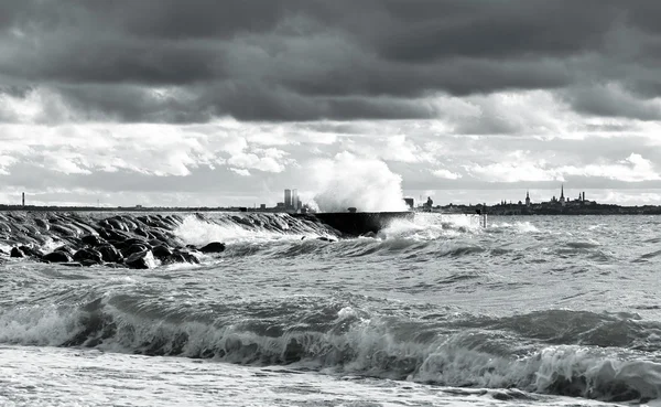 Muelle en mar tormentoso —  Fotos de Stock