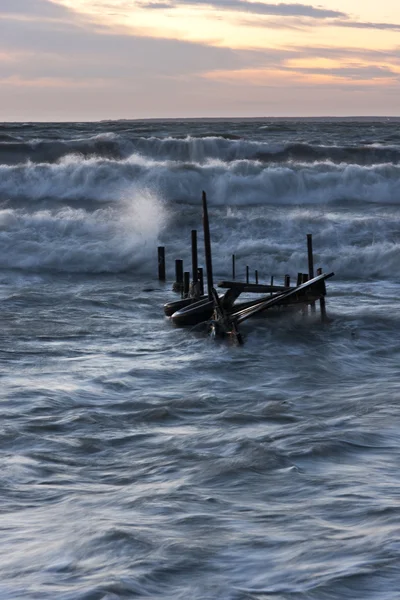 Holzbrücke im Meer bei Sonnenuntergang — Stockfoto