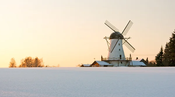 Ancien moulin à vent derrière champ de neige — Photo