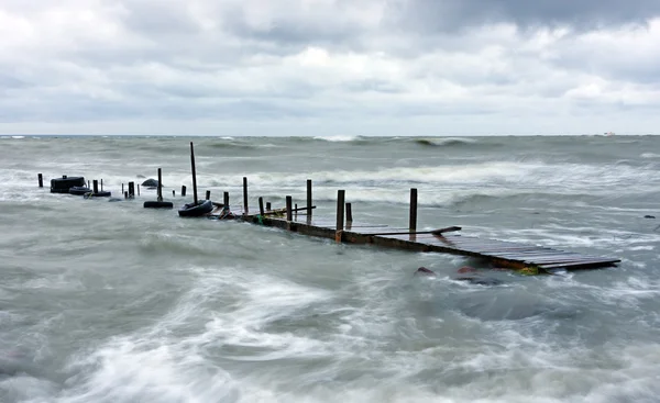 Holzbrücke in stürmischer See — Stockfoto