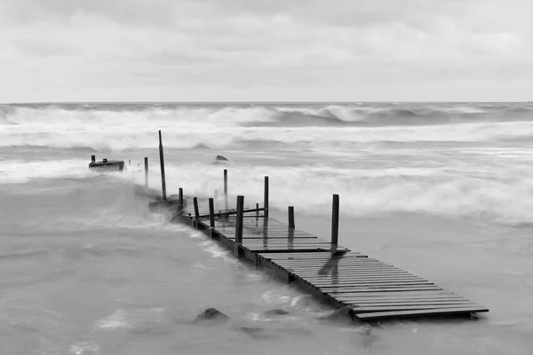 Ponte di legno nel mare tempestoso — Foto Stock