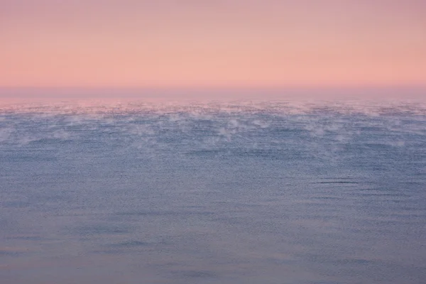 Vapeur ou mer brumeuse au lever du soleil — Photo