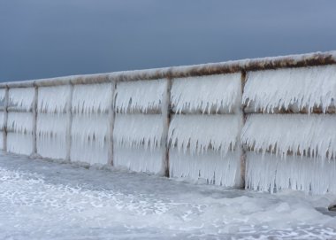 el demiryolu buz sarkıtları asılı tam