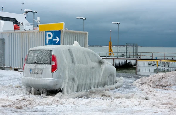 Auto mit dickem Eis bedeckt — Stockfoto