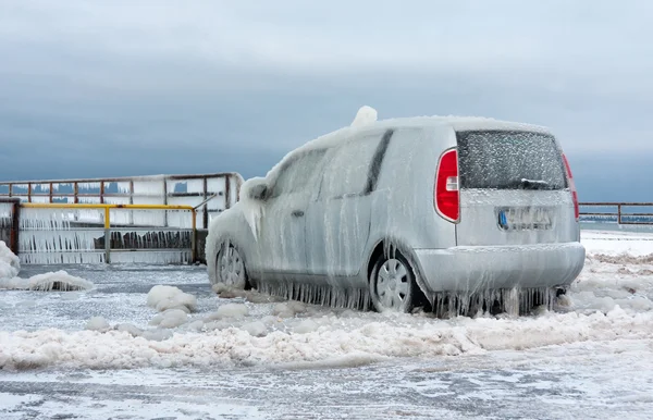 Auto mit dickem Eis bedeckt — Stockfoto