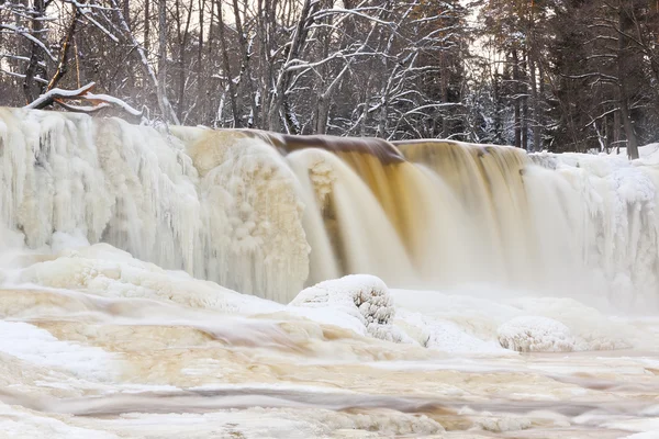 Forzen wasserfall namens keila juga in estland — Stockfoto