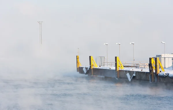Mare nebbioso e banchine di navigazione in porto — Foto Stock