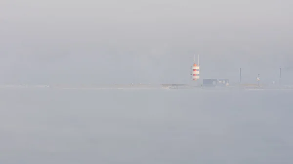 Faro o faro nella nebbia — Foto Stock