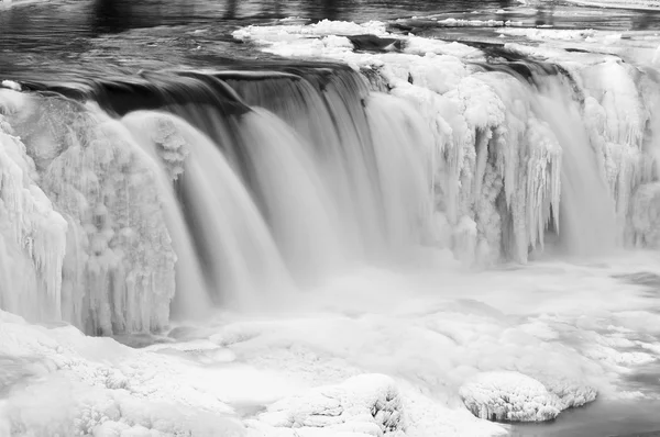 Замороженный водопад Кейла-Юга в Эстонии — стоковое фото
