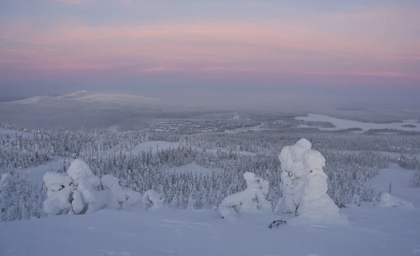 Vinterlandskap i solnedgången i finland — Stockfoto