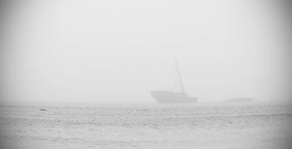 Schip wrak in nevel in zee — Stockfoto