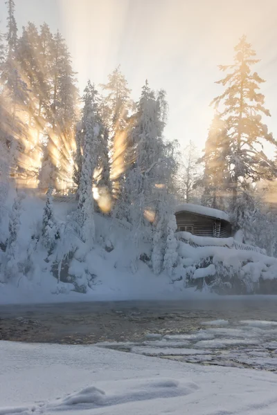 Cabane près de l'eau et de la forêt brumeuse en hiver — Photo