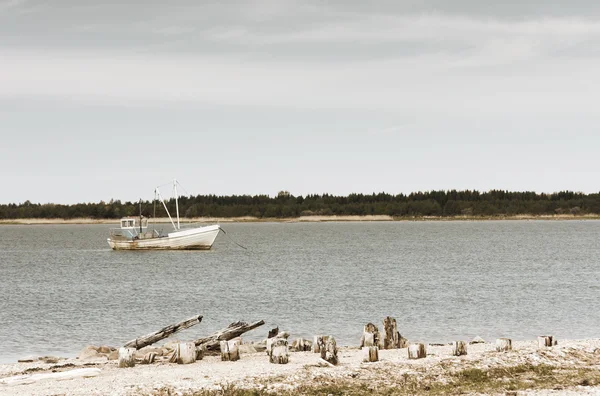 Barco de pesca de madera en el mar —  Fotos de Stock