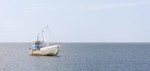 Houten vissersboot in zee — Stockfoto