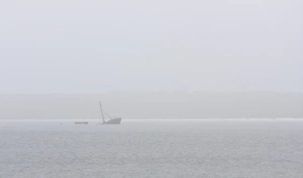 Navio naufragado em névoa no mar — Fotografia de Stock
