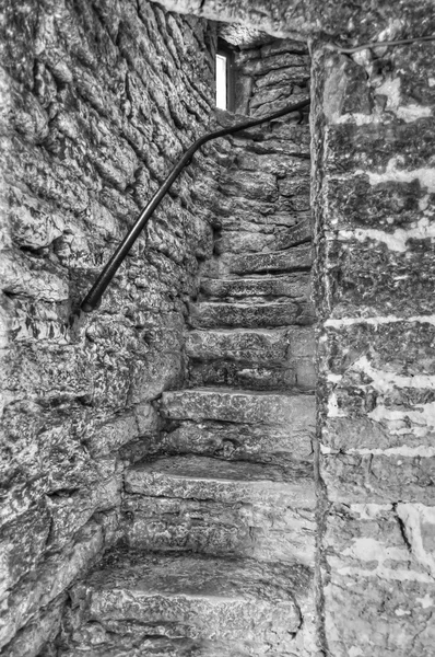 Trap in een oude kalksteen-gebouw — Stockfoto