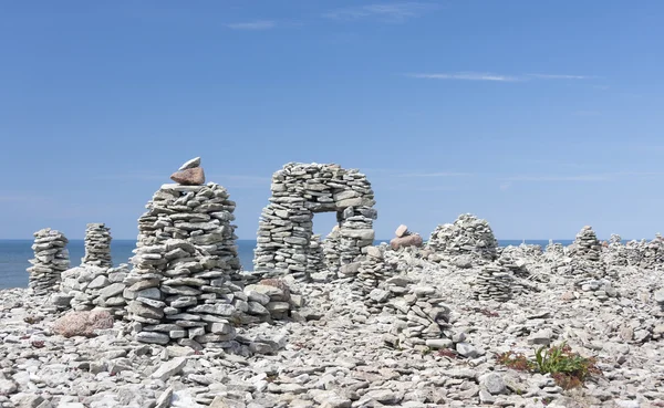 Rozmieszczone obiekty kamień w Sarema, estonia — Zdjęcie stockowe