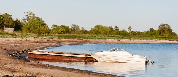 Motor boat parking aside rusty quay — Stock Photo, Image