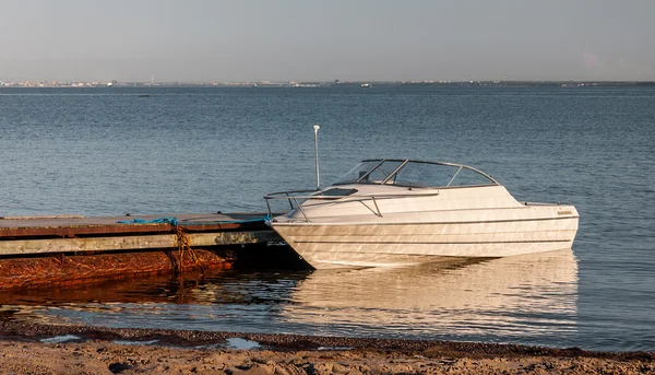 Motorboot-Parkplatz neben rostigem Kai — Stockfoto