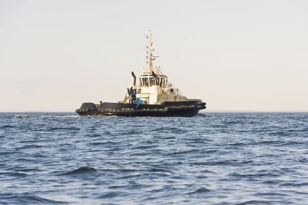 Rebocador ou barco destruidor no mar — Fotografia de Stock