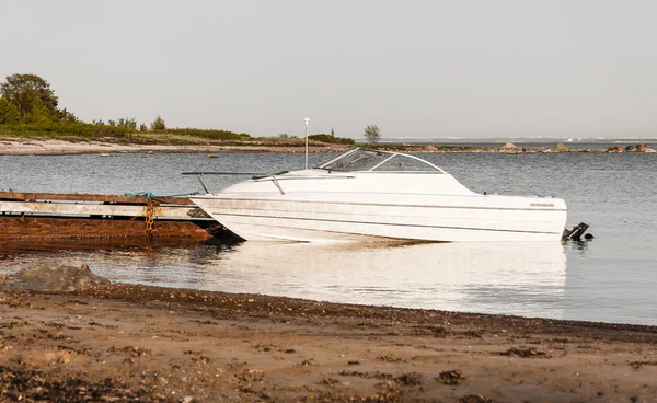 Motorbåt parkering åt sidan rostig quay — Stockfoto