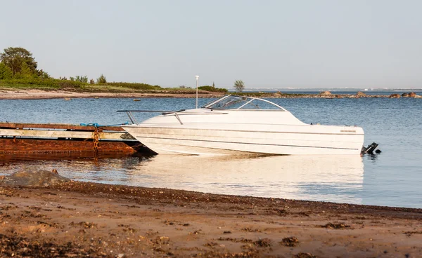 Motorboot parkeren opzij roestig quay — Stockfoto