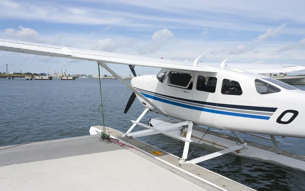 Seaplane in water parking near quay — Stock Photo, Image