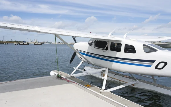 Hidroavión en el aparcamiento acuático cerca del muelle —  Fotos de Stock