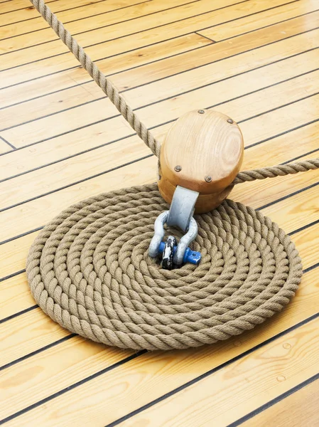 Corda em uma espiral shae no chão do navio — Fotografia de Stock