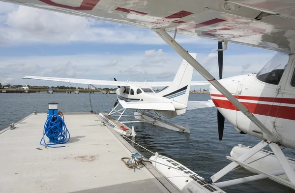 Seaplane in water parking near quay — Stock Photo, Image