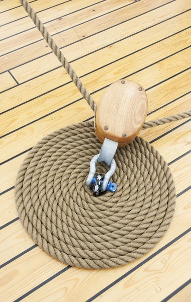 Веревка в спиральной тетиве на полу корабля — стоковое фото