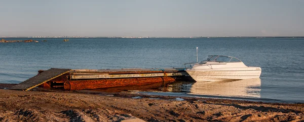 Motorbåt parkering åt sidan rostig quay — Stockfoto