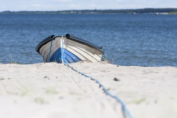 Kum üzerinde ahşap kayık — Stok fotoğraf
