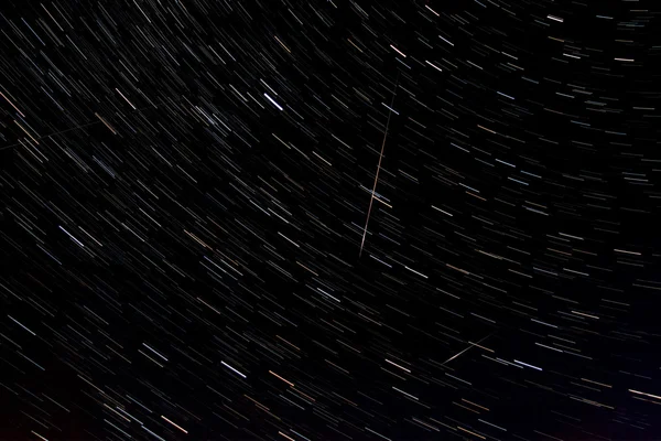 Trilhas estelares e queda perseid no céu — Fotografia de Stock